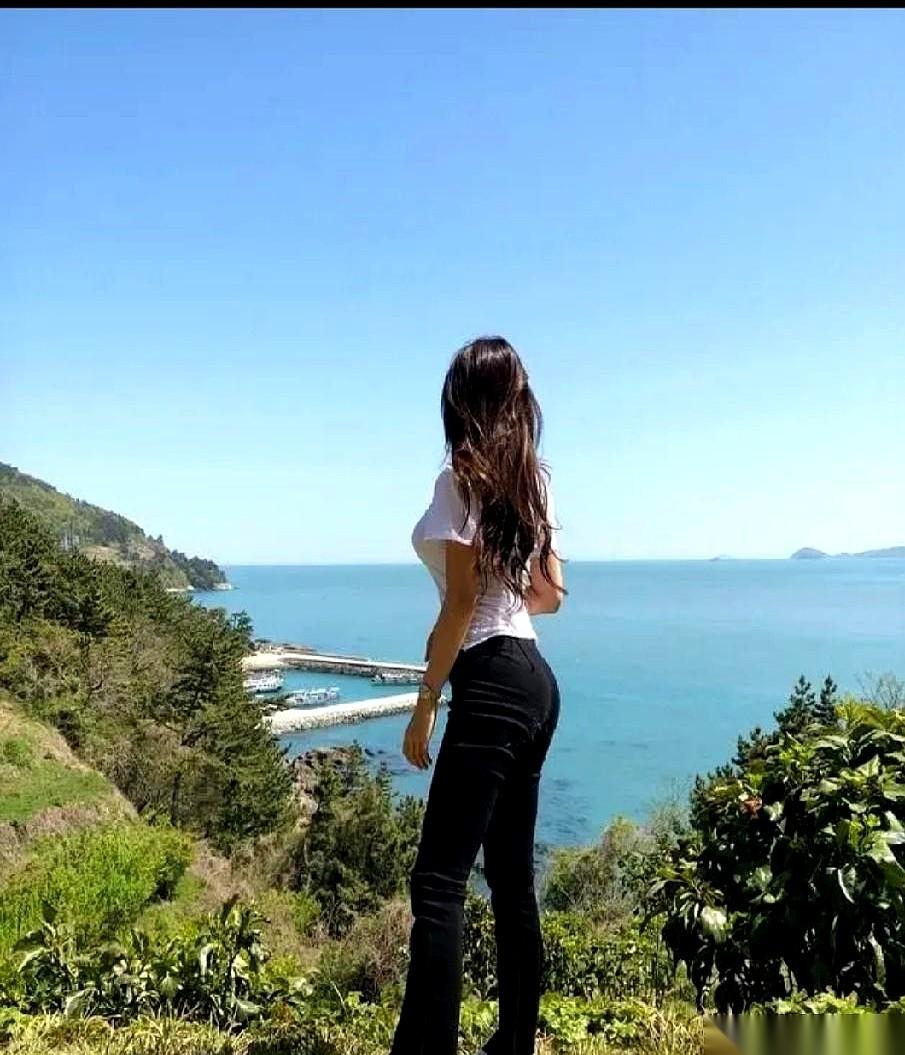 我指着那个刚拆开的快递，一个上千块的塑形内衣，吊牌还没剪。
我再指指她手机上的工