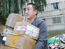 2016年，送了6年快递的博士谭超，拉着考博失败的女友一起送快递。谁料，他的大学
