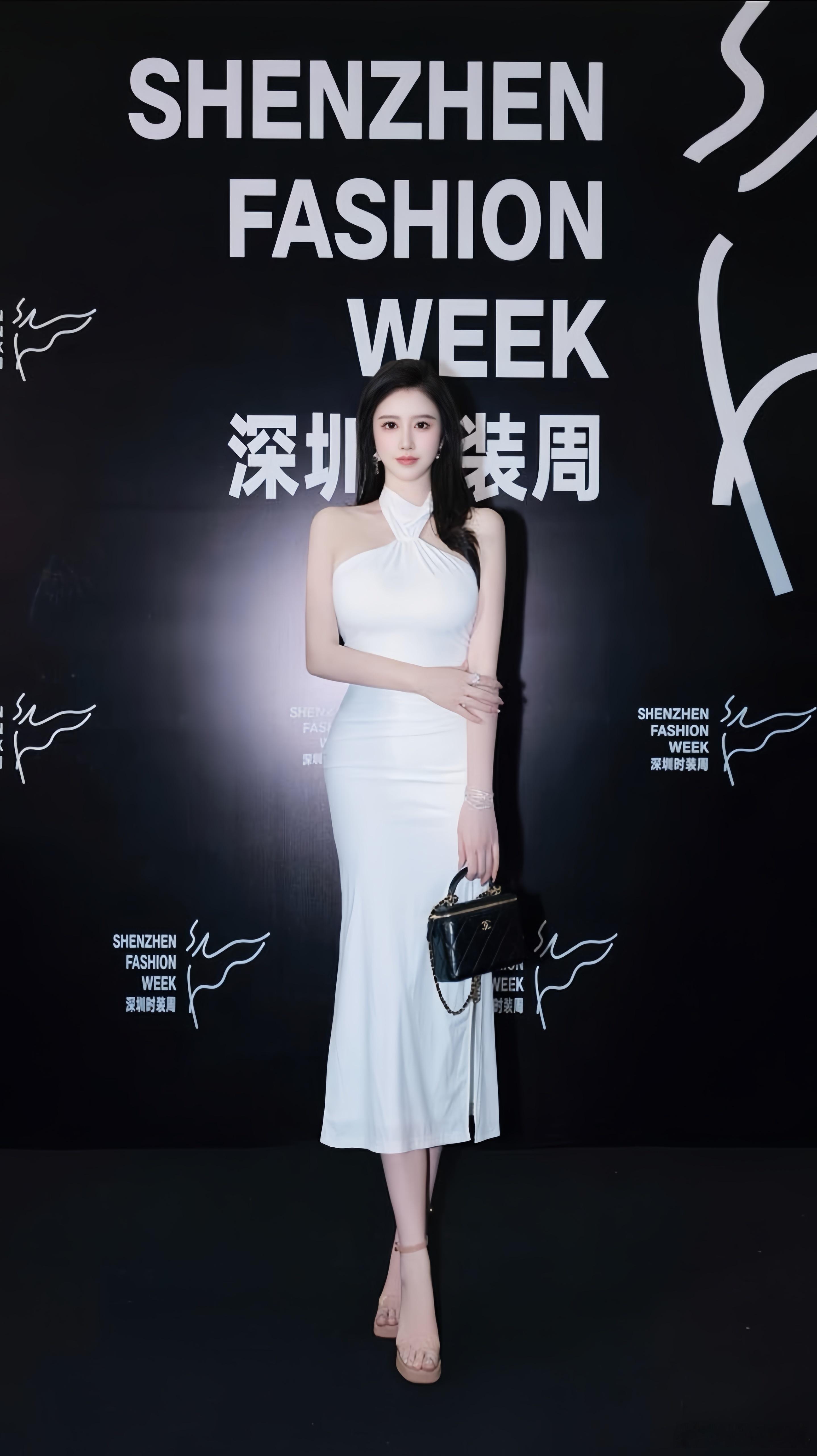 时装模特的身材就是好。 