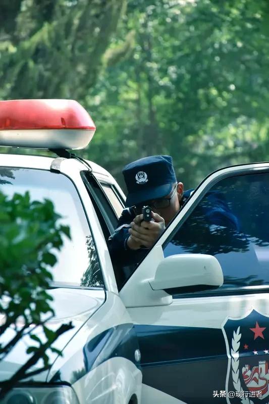 3月20日，民警额旺格拉的追悼会上，战友们含泪呼喊着他的名字。这位37岁的藏族民