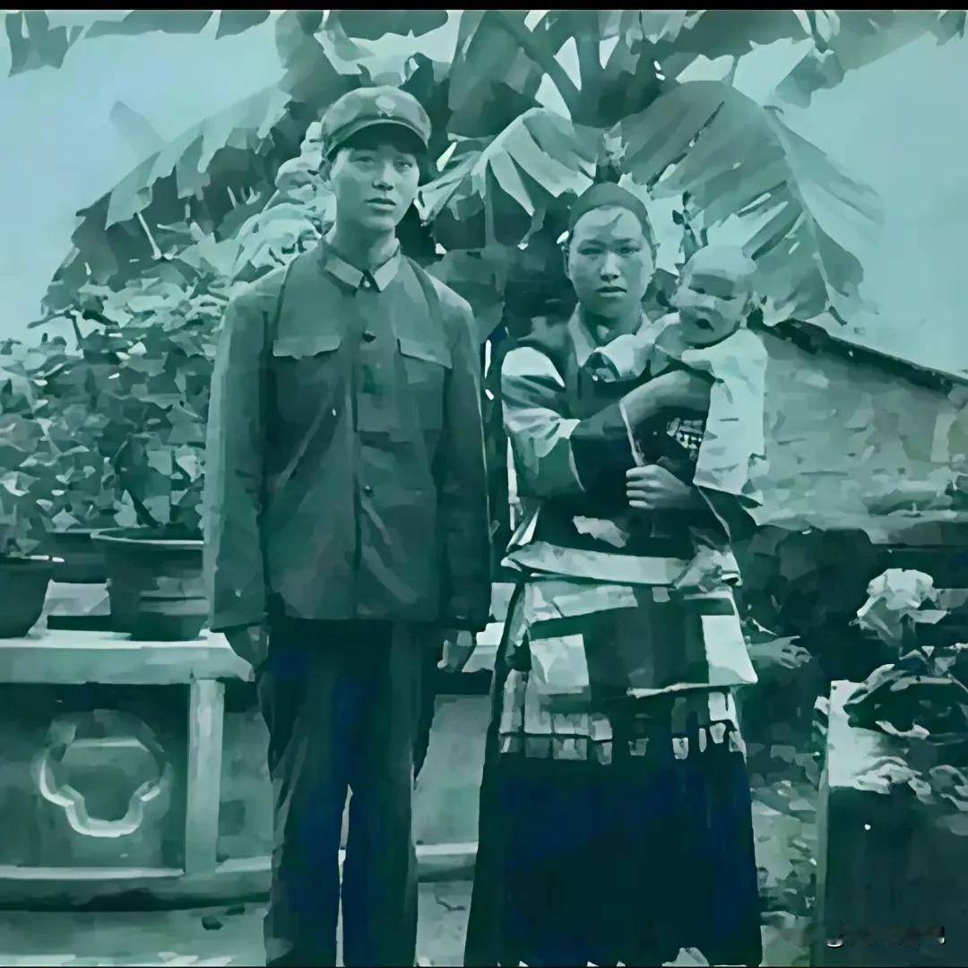 1980年，英雄杨龙文回家探亲时和妻儿留下这张最后的合影，当时他的儿子仅仅8个月