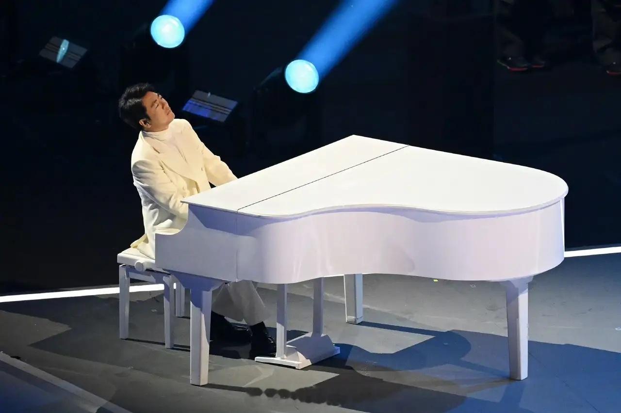 郎朗回应18年后再登奥运开幕式米兰冬奥会开幕式上，郎朗一袭正装端坐琴前，指尖落处