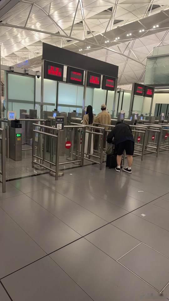网友香港偶遇林俊杰和女友77，好甜蜜啊去哪儿都陪着