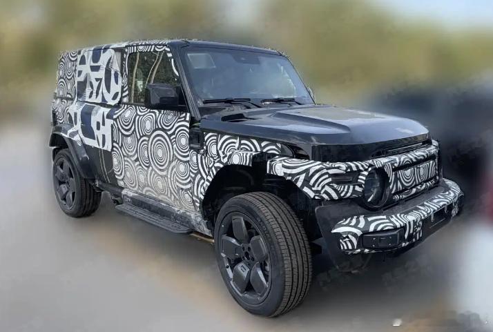 在V27和V23中间还有一台V25，尺寸会比V23更大兼容增程动力，可以理解为会