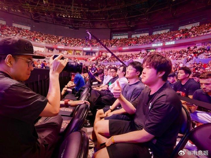 2025UFC（综合格斗冠军赛）格斗之夜上海站在上海体育馆上演，有网友发现BLG