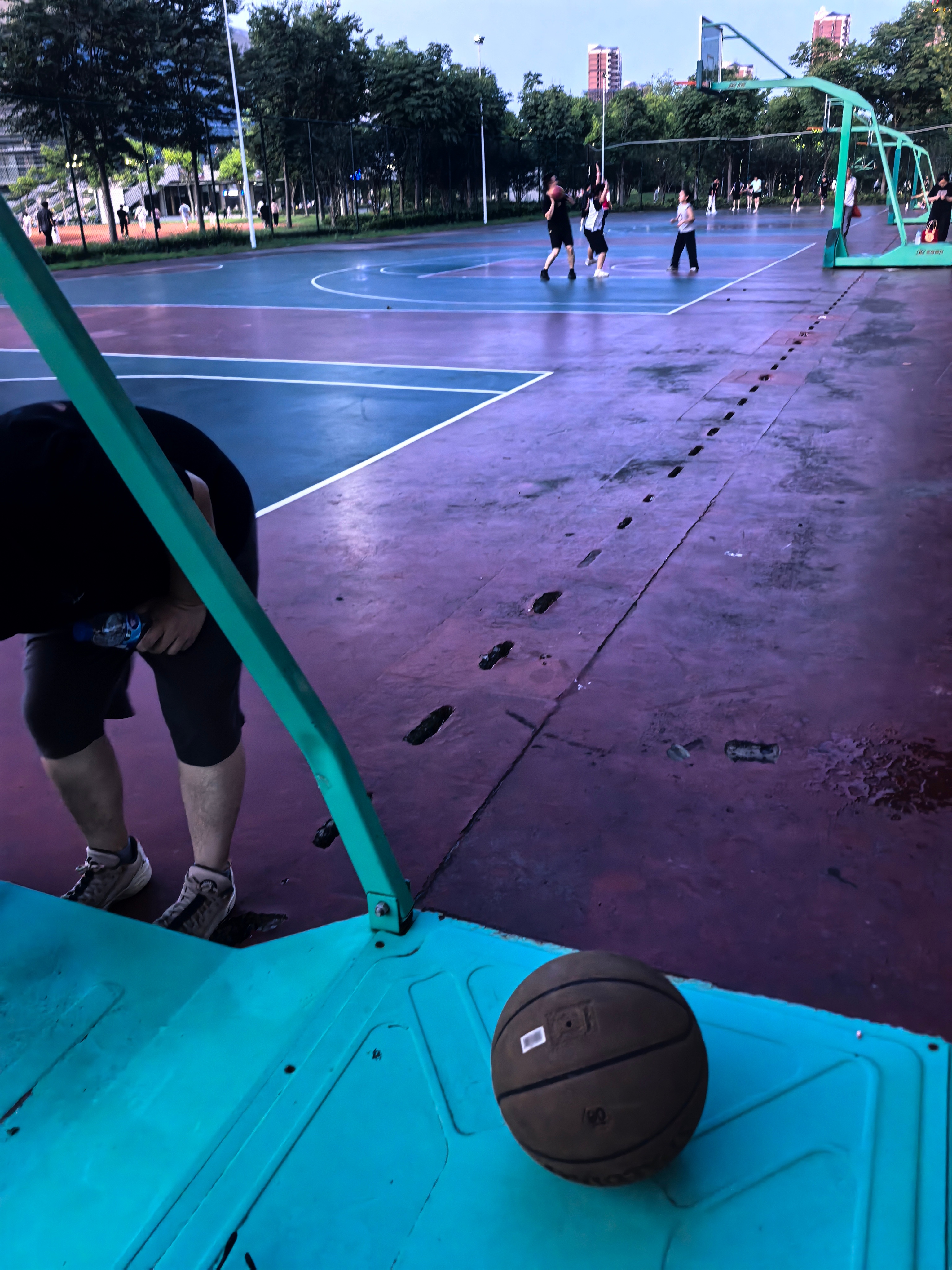 好久不打球，今天打一会，喘的不行，看来还是要多锻炼啊 六安·霍山体育中心