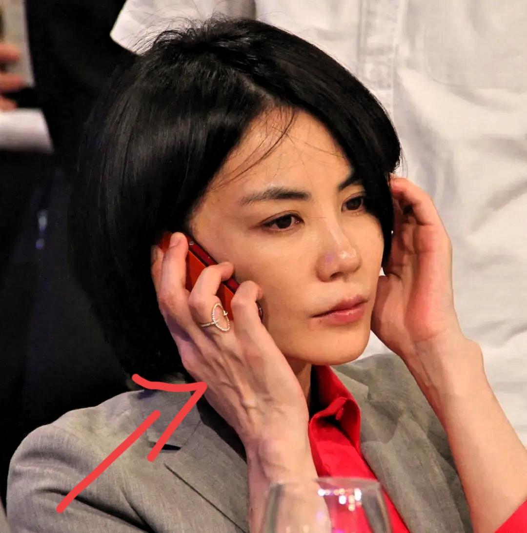 王菲估计要坐不住了
不是谢霆锋移情别恋
也不是窦靖童给她惹了祸，而是她万万没想到