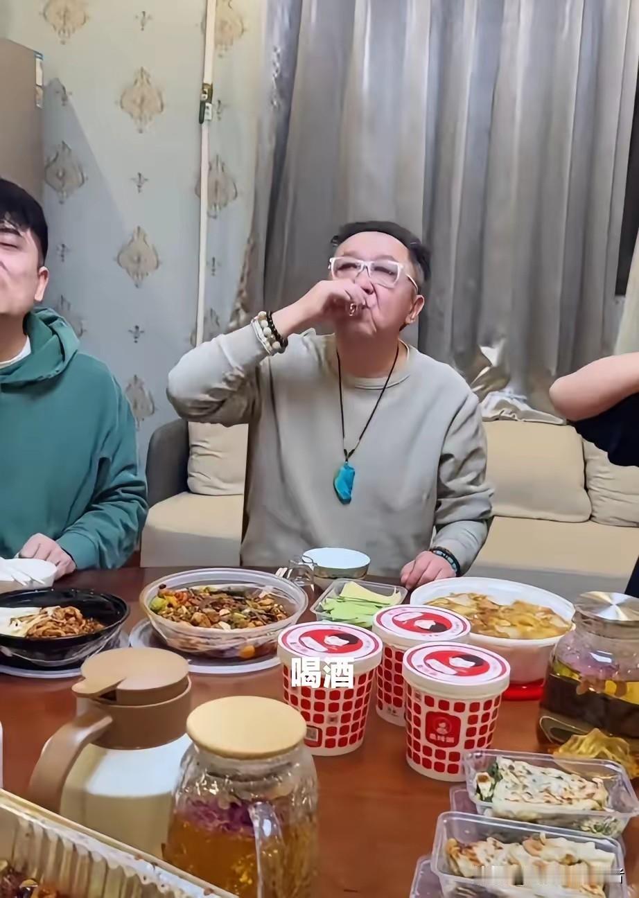 于谦是不是虚报年龄了，57岁了怎么老的满脸皱纹，看着像八十岁老爷子了！也许天天说