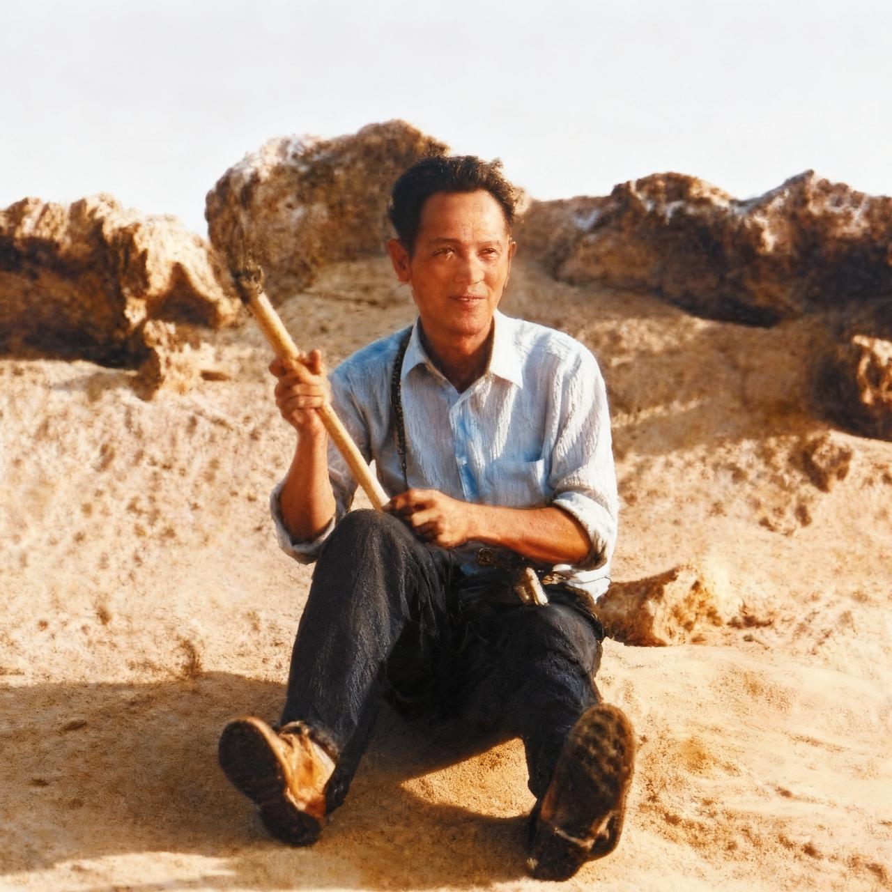 50年代，彭加木到新疆考察时，一张罕见的留影，这一年的他只有三十多岁，看起来很年