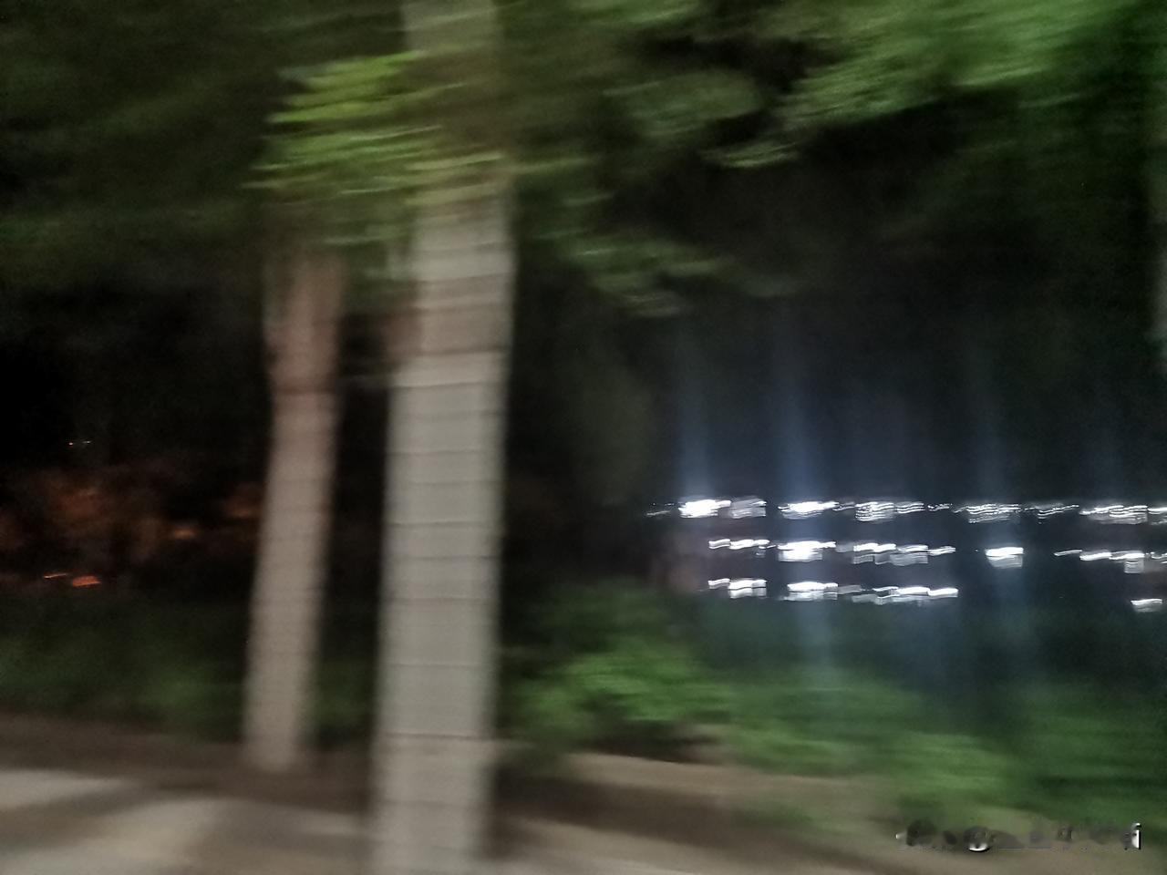 作为常年跟台风打交道的沿海人，总结三点保命经验！
 
首先盯紧预警，官方APP比