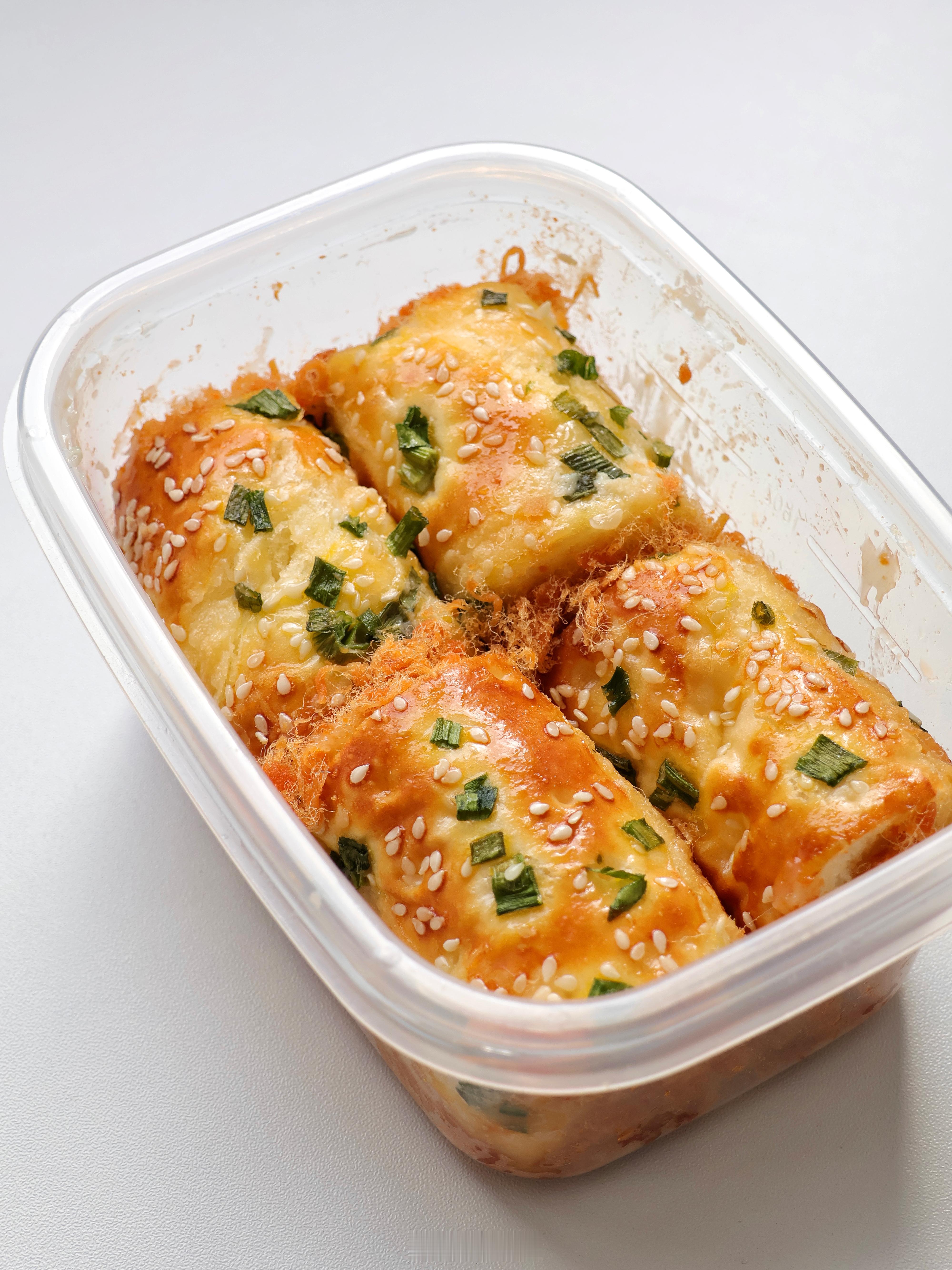 来咯！是哪位宝上次催肉松新品来着，这不就来了！升级松软版面包胚的香葱肉松夹！这次