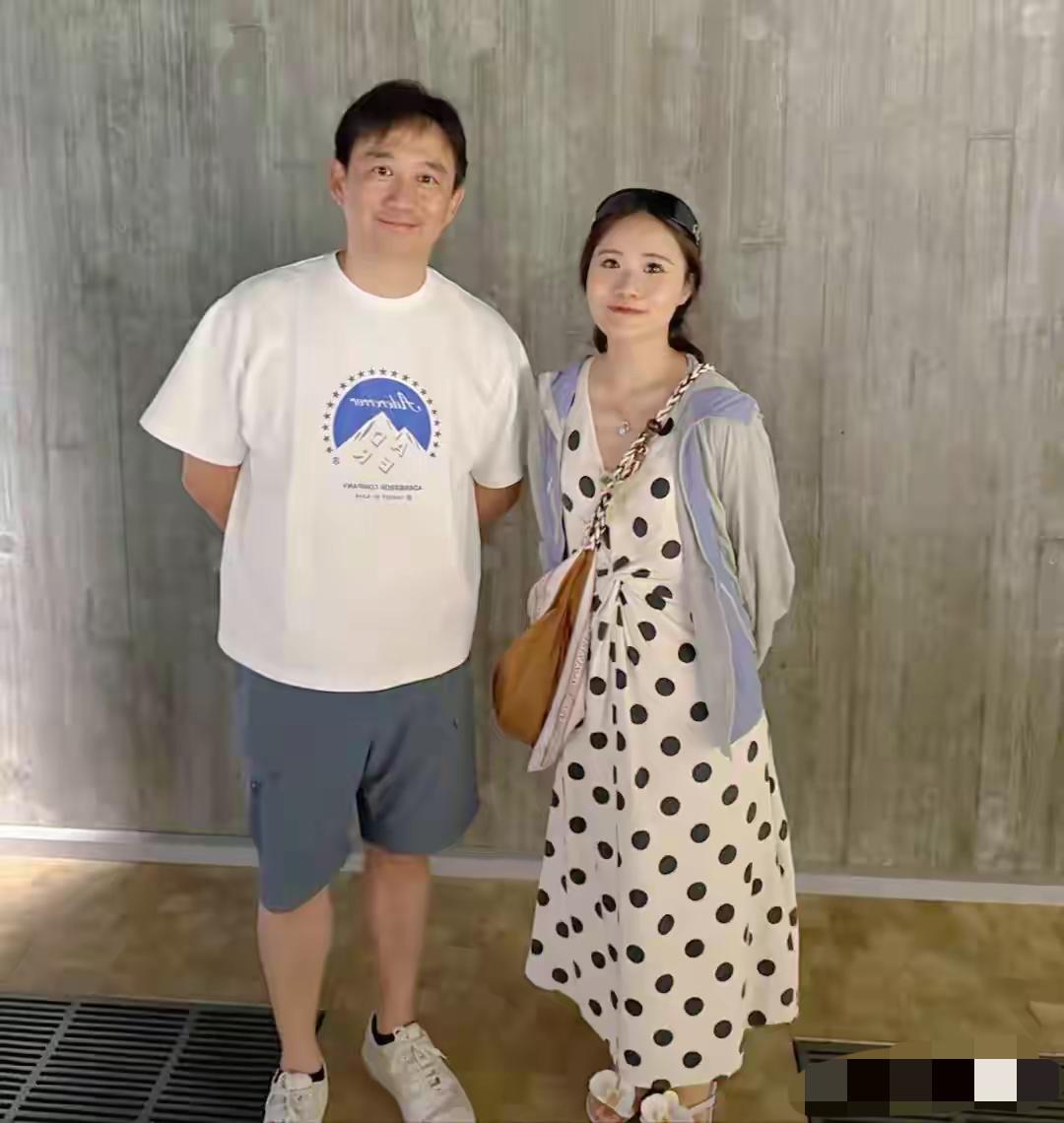 黄磊旁边女士是谁？非常有气质