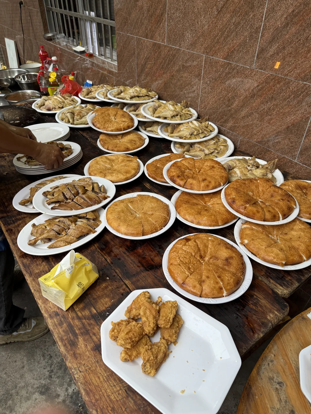 过年的大桌饭，兄弟们联手制作，你们吃过吗