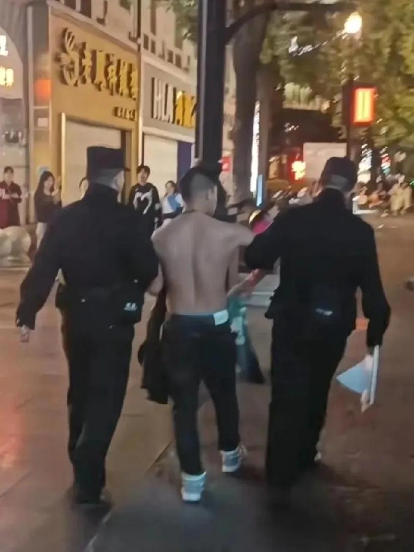 江汉路的正义之声：对猥亵行为零容忍

在这个看似平常的 11 月 11 日，武汉