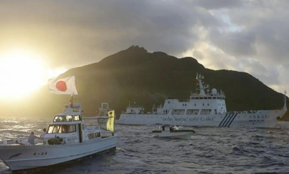 据央视权威消息，日本 “朝丸” 号渔船非法闯入中国钓鱼岛领海，中国海警舰艇第一时