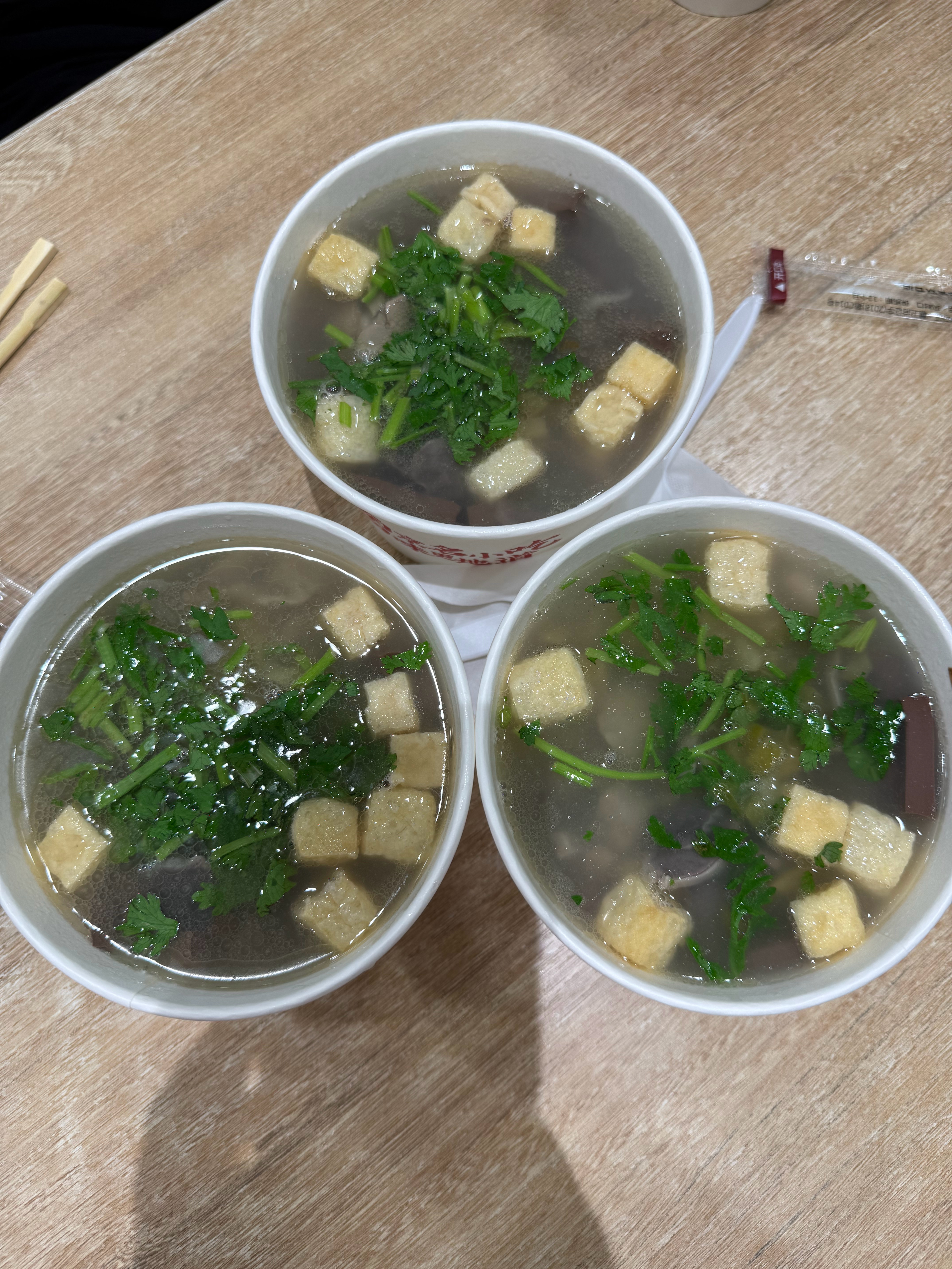 来，干了这碗鸭血粉丝汤！我们来的太早了，人家店里的包子都还没做好[跪了]但也因此