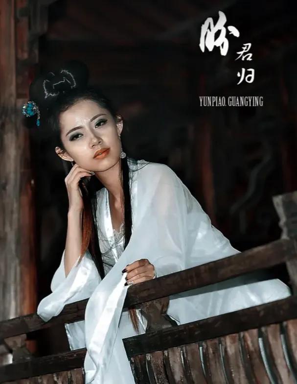 方圆天地，为头条联友对联：
孤影凭栏邀月醉，
残灯伏案盼君还。