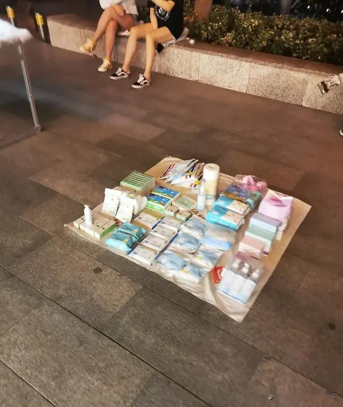 网友称自己去菜市场时，听商贩说生意愈发难做。网友一时没领会其言下之意，是每日出摊