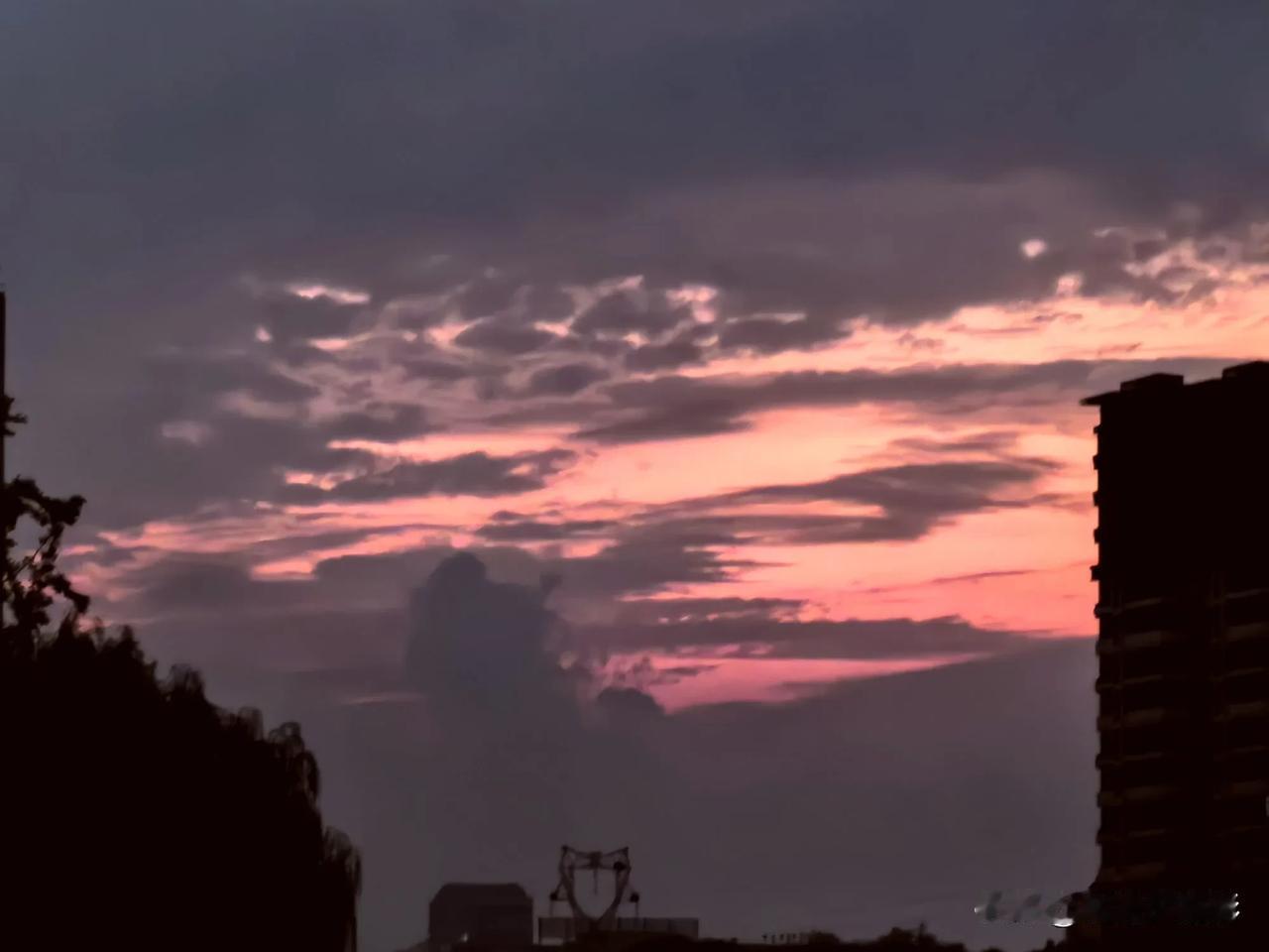 日落余晖，天空云彩。