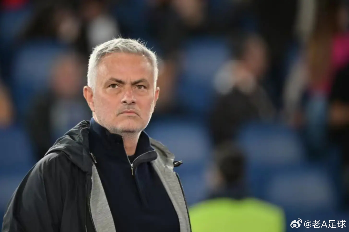 穆里尼奥发布会炸场！绝平+红牌+怒怼“叛徒”，狂人本色拉满本菲卡2-2逼平波尔图