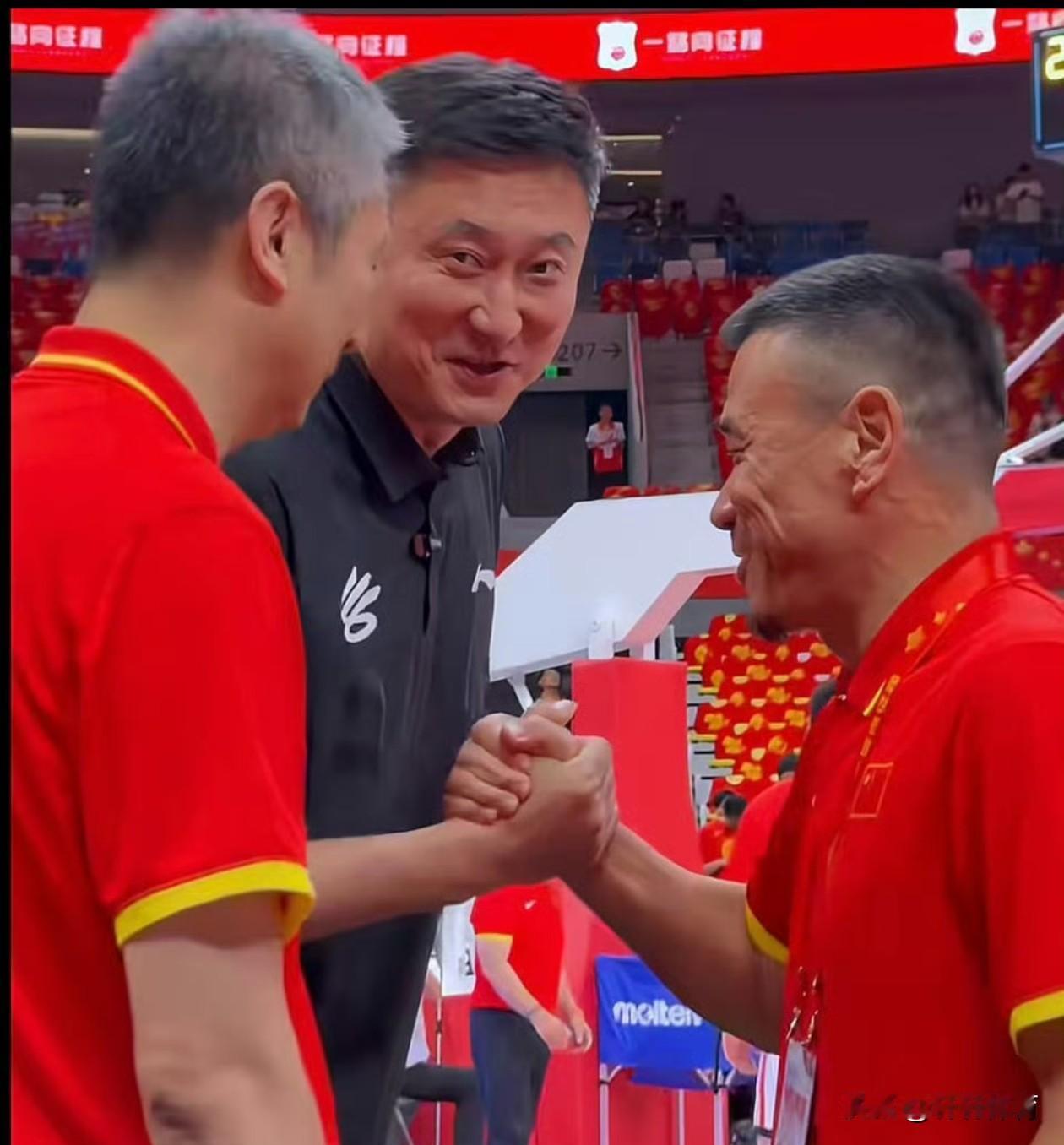 现在看来中国篮球无论教练岗位还是管理岗位压力真的不是一般的大啊！！！就在中国男篮