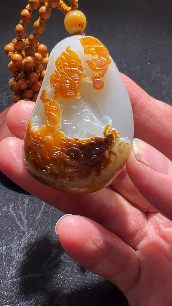 这个观音是今年我见过非常特色、很漂亮的一件灰六观音的红旗白肉。红皮观音点是红皮的