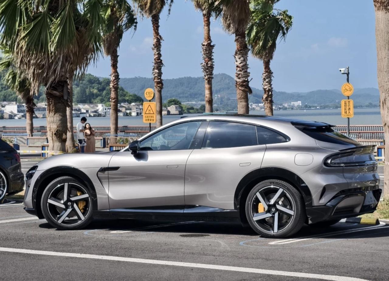 小米YU7跟小鹏P7哪款更有未来感呢？这两款车都是以足够有科技感的外观得到年轻人