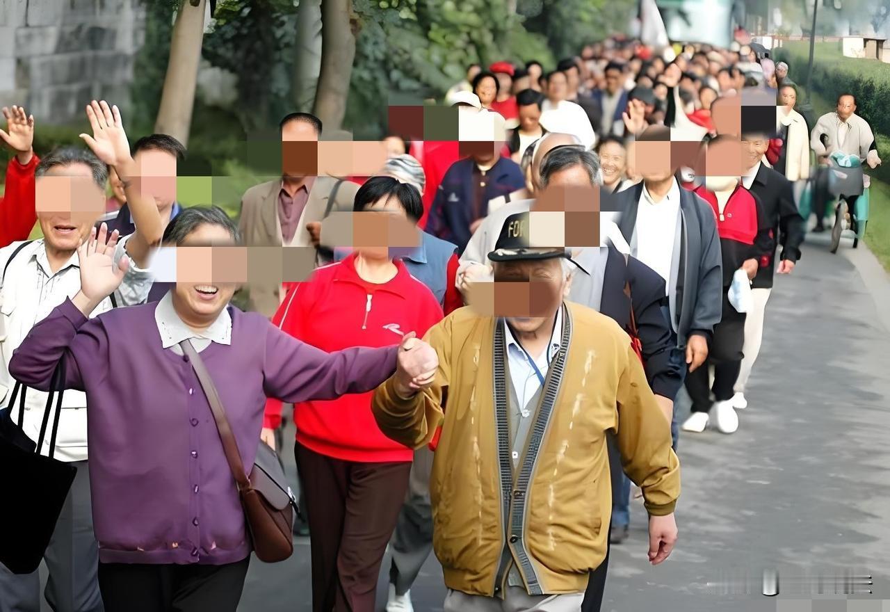 这该怪谁？北京，一60岁大爷与亲友报名旅游公司的北京五日游，导游要凌晨4:15分