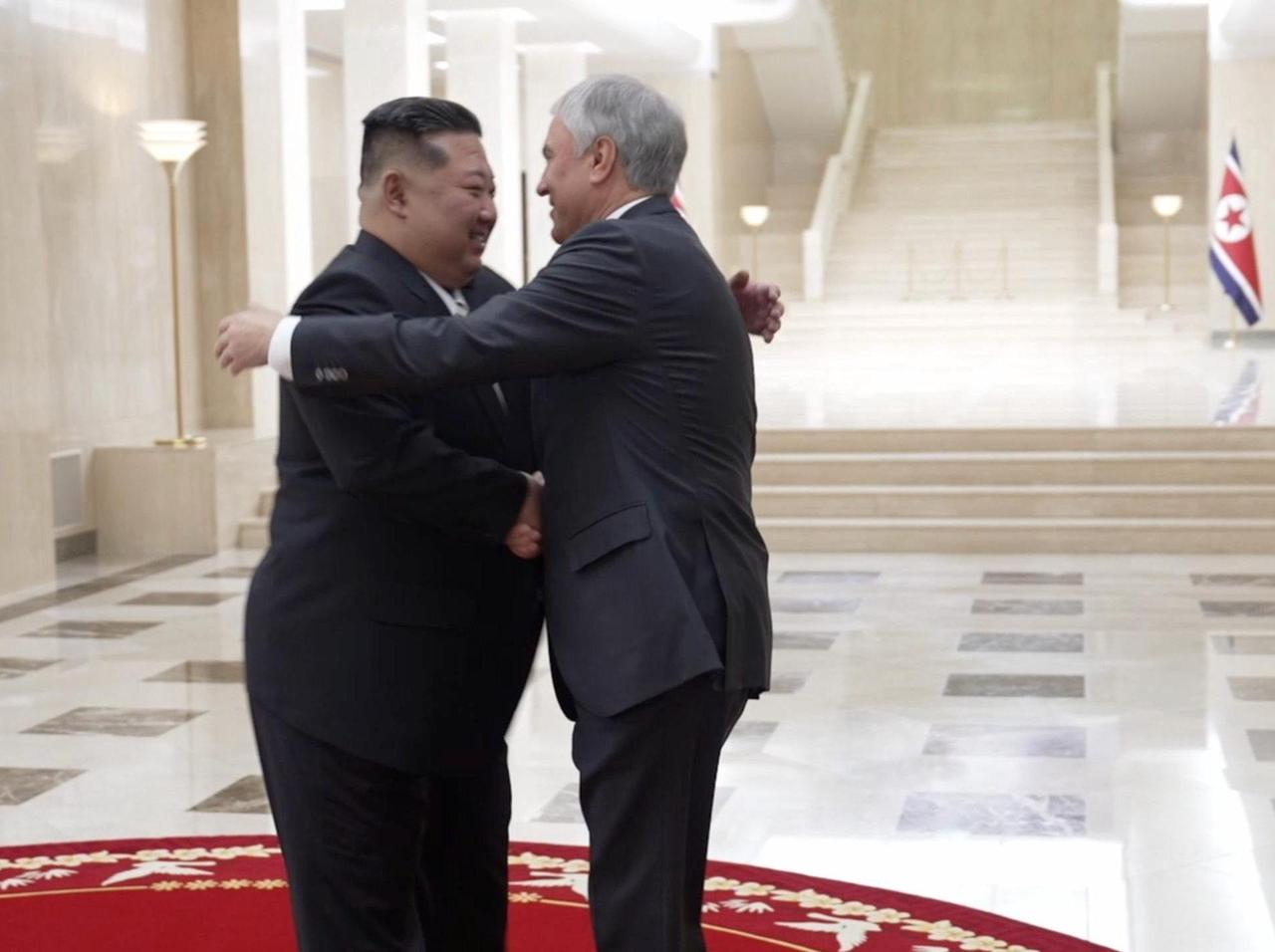 俄罗斯国家杜马主席沃洛金4月26日在平壤与金正恩会面，转达了普京总统的“温暖问候