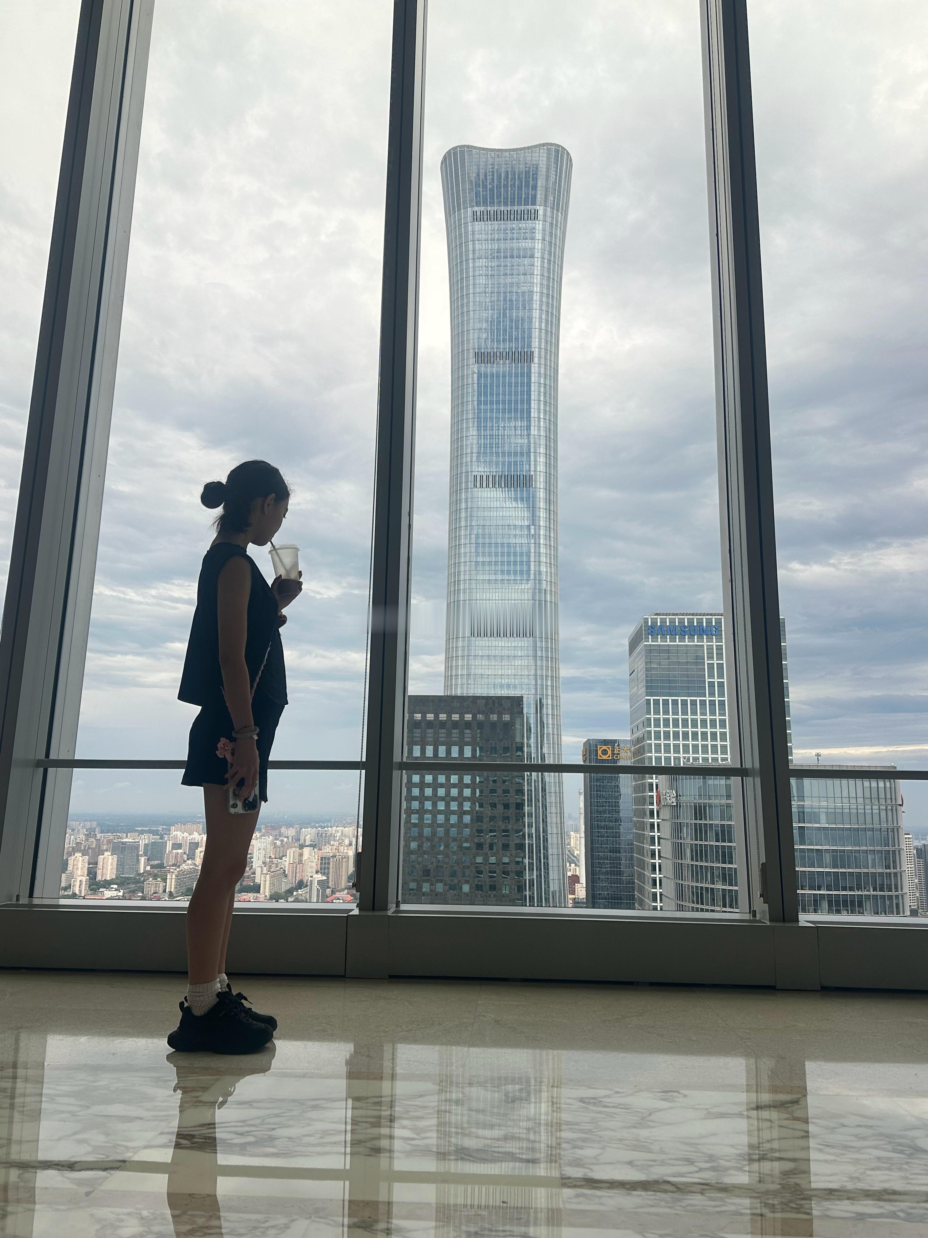 到干妈办公室去了 
