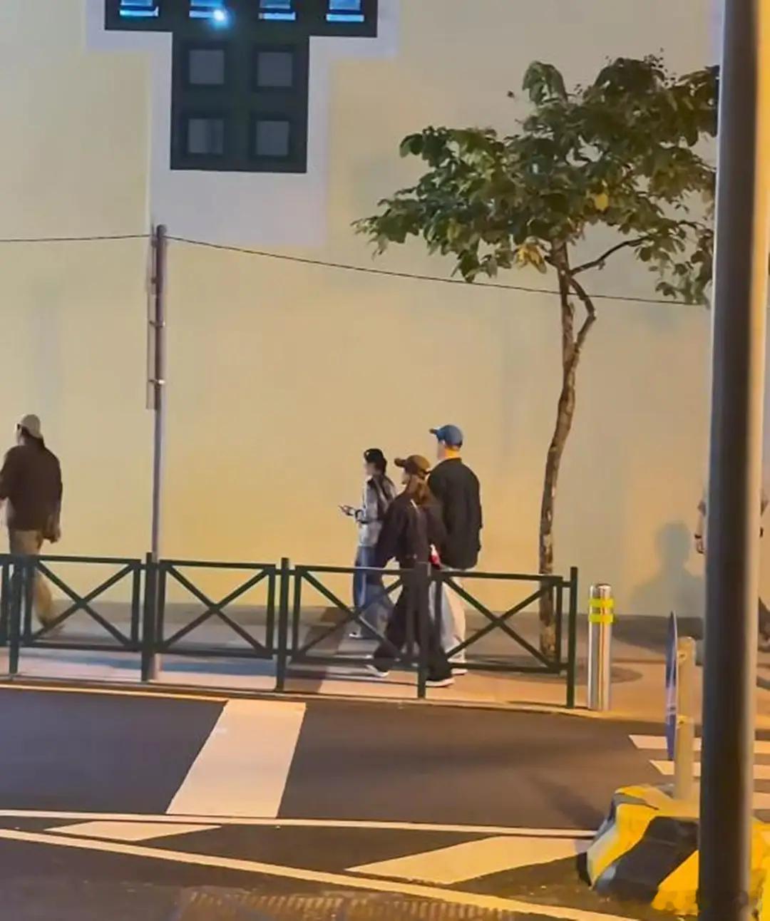 李纯夫妇在澳门度假，画面温馨。马頔身高被低估，实际比老婆高出一头，看着足有185