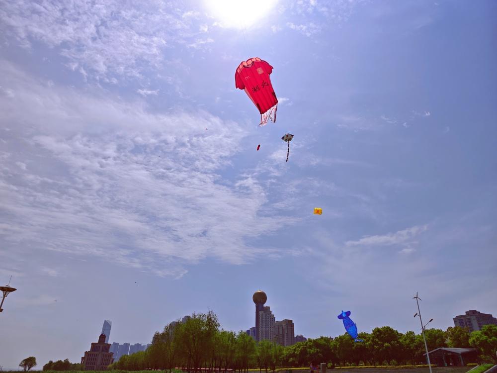 【江滩风筝飞舞 助燃楚超战火】4月10日下午，汉口江滩三阳广场亲水平台上，多个大