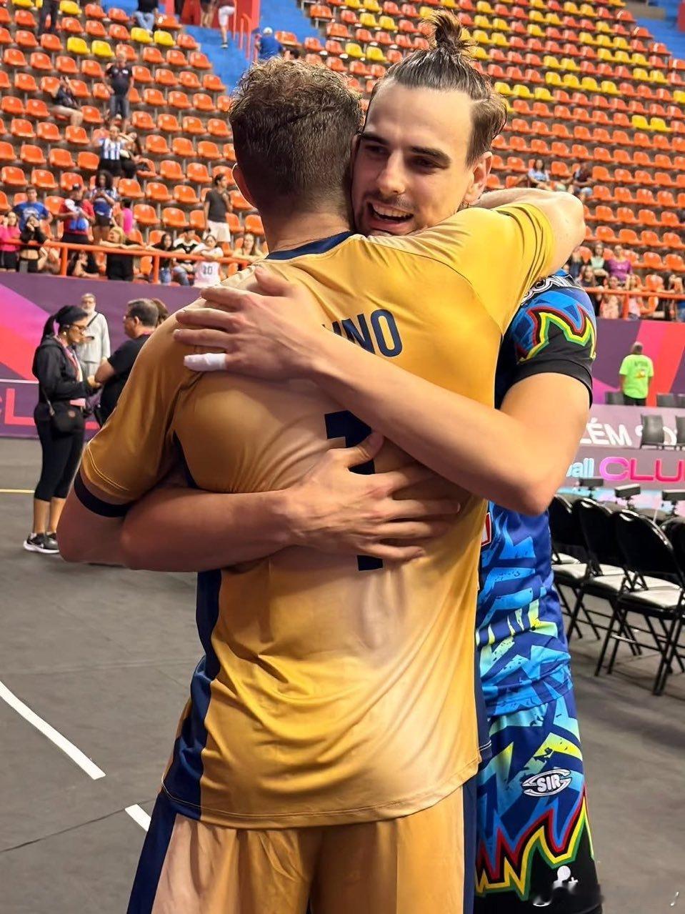 两名顶级二传之间的拥抱，甜菜和布鲁诺在世俱杯重逢。男排世俱杯国际排坛动态