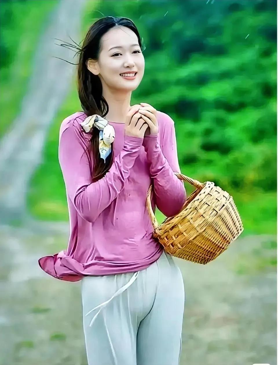 像这样清纯可爱的农家姑娘，你喜欢吗？

可惜的是，现在越来越少见了，不知在哪个大