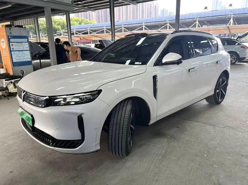 车型:岚图 2025款 FREE+ 后驱乾崑版
​车况:原版原漆带车衣实表200
