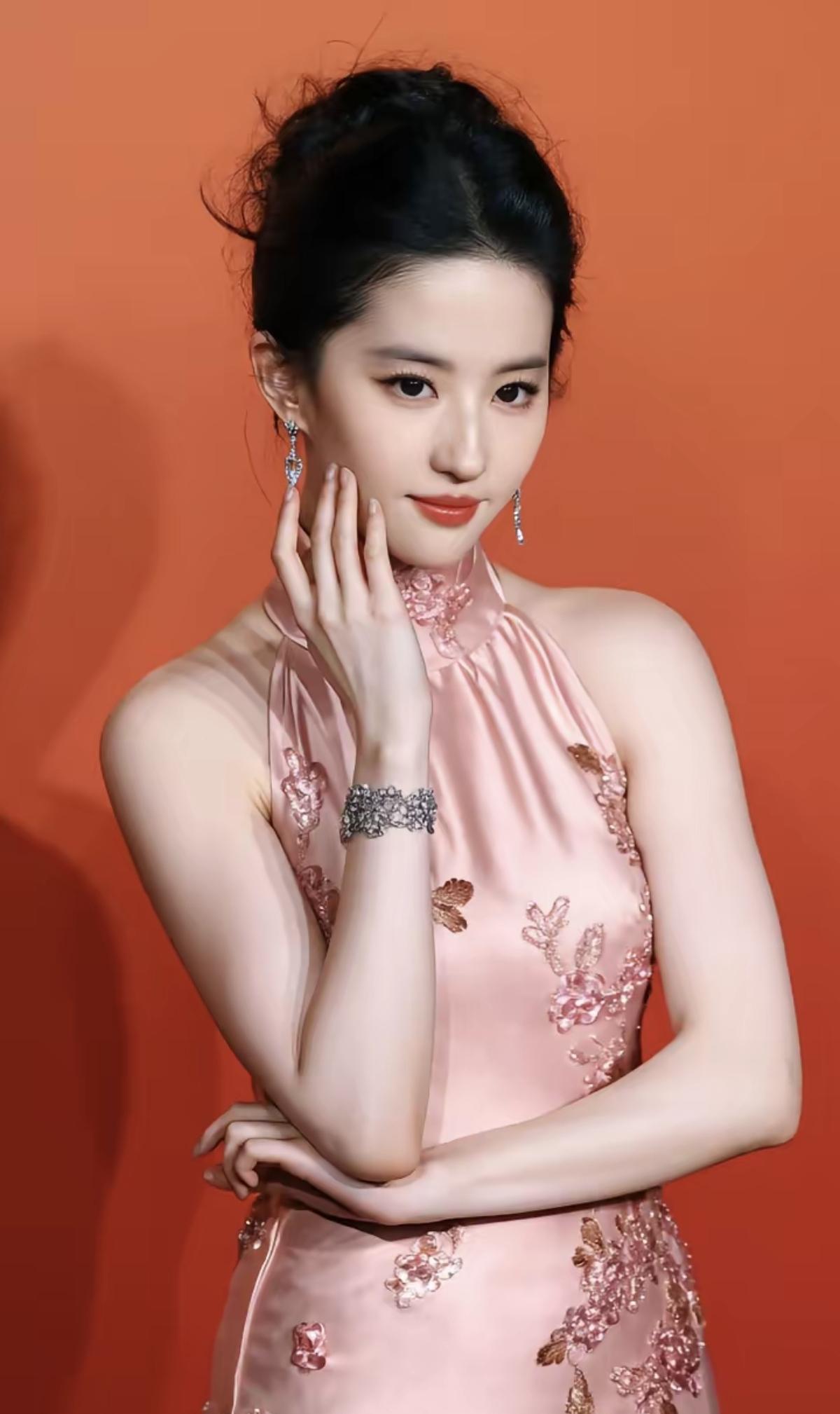 艳丽佳人，天生丽质，国色天姿，优如仙子，光彩照人[比心][心]神仙姐姐，太漂亮，