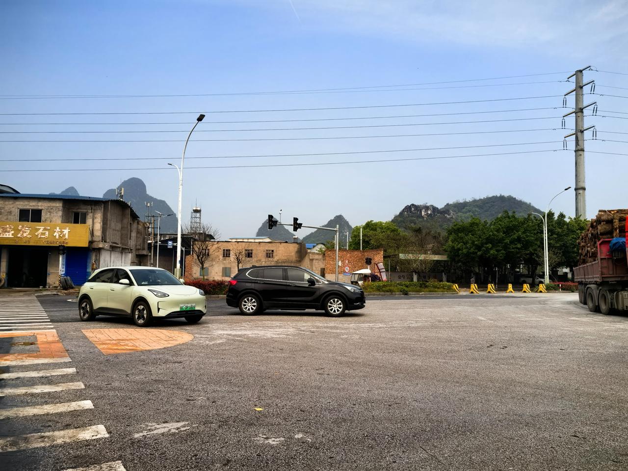 大家好，我是咖叔！今天是3月30日，我特意绕到秀峰区桃花江防洪应急通道这边，给大