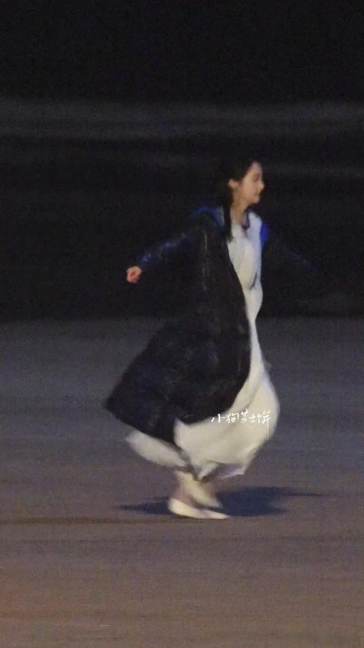 关晓彤关晓彤海边穿羽绒服关晓彤海边穿羽绒服跑步取暖 关晓彤《我与爱同谋》海边路透