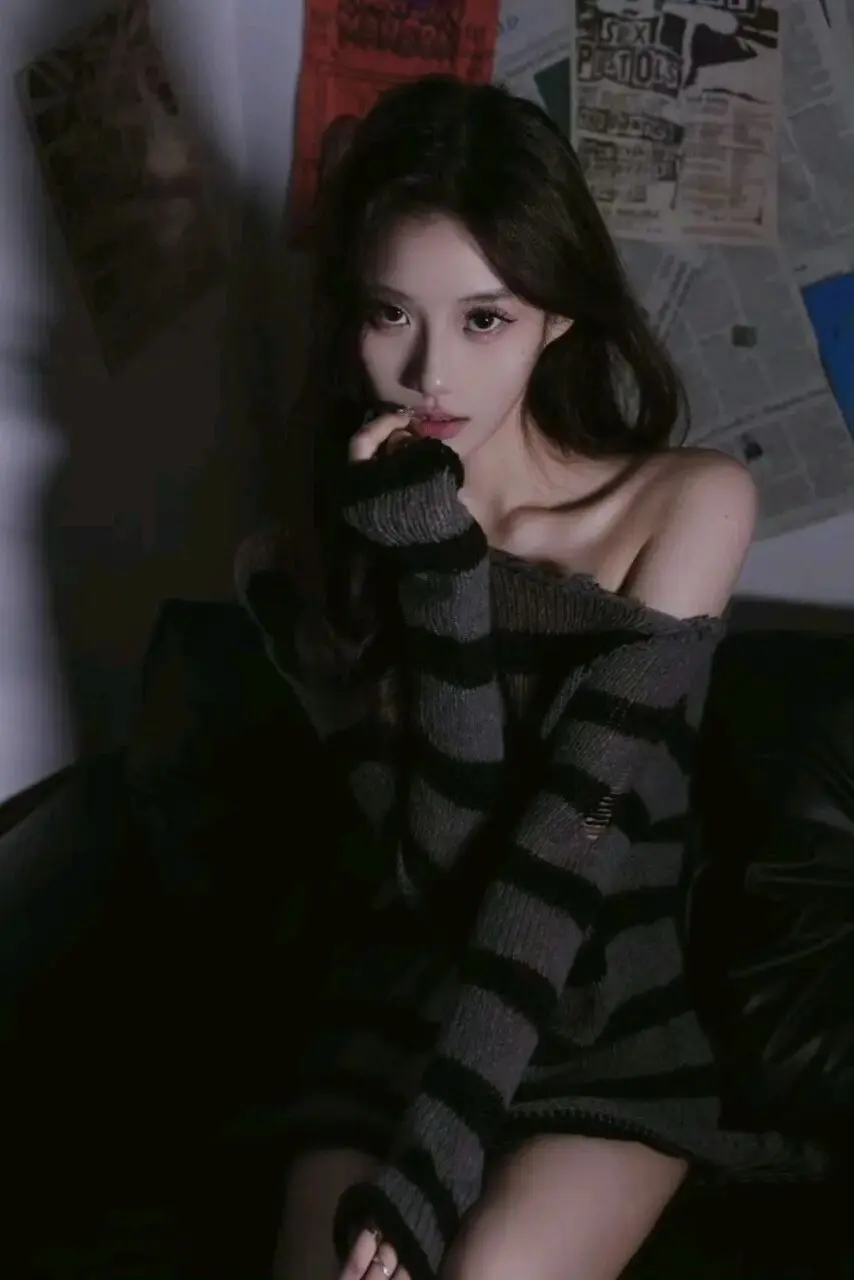 慵懒女友感 大长腿很迷人，氛围感十足！