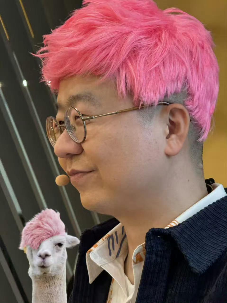 李诞看到你还有token就放心了博主在秀创意，李诞在算成本，两个赛道的极致拉扯，