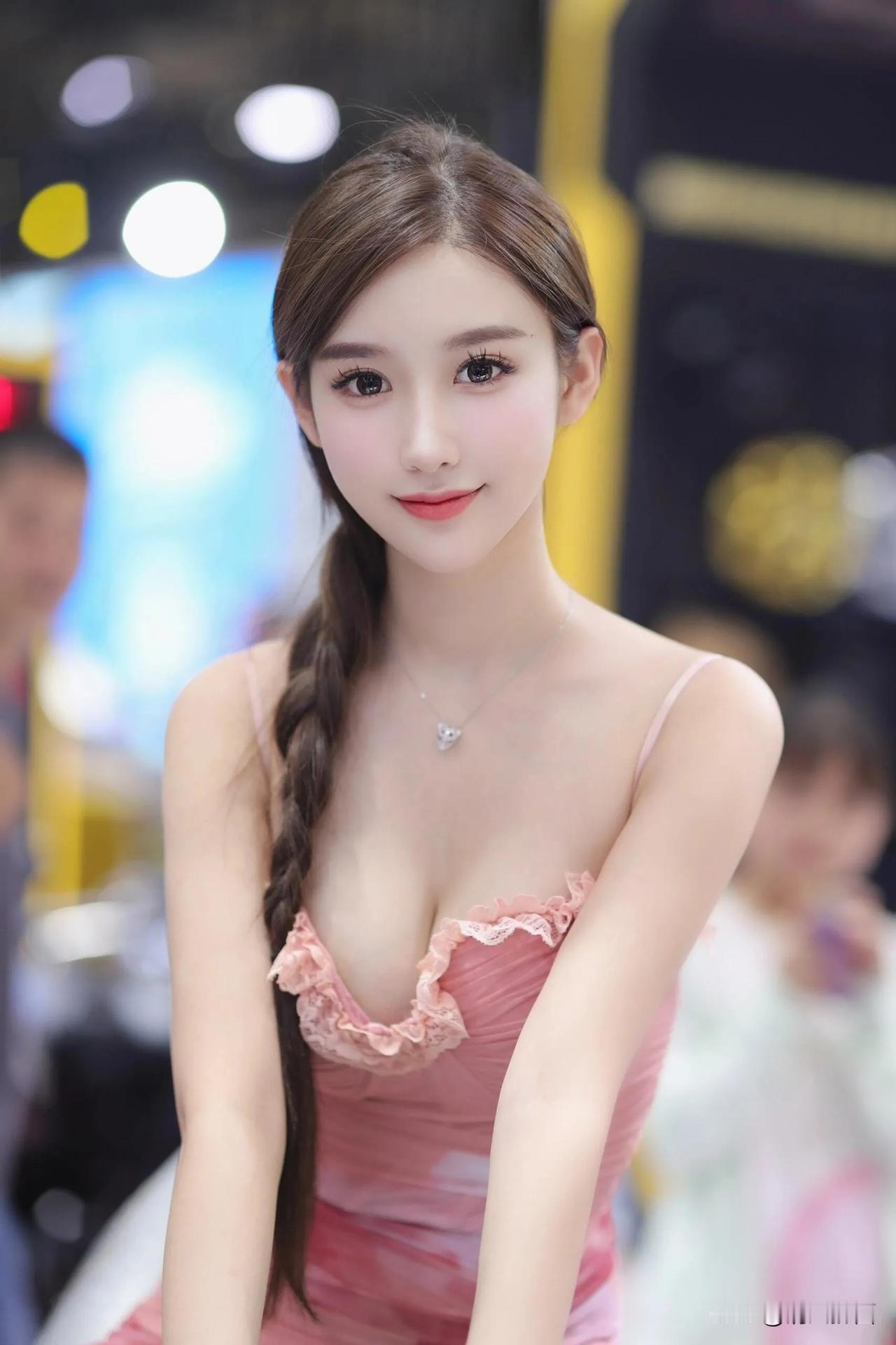红唇轻启，玉颜倾城。#风姿绰约美佳人# #如画佳人# #时尚美如画# #清纯一笑