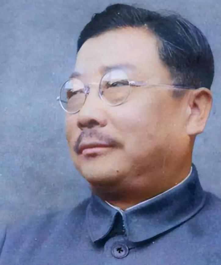 1949年，李克农突然笑问毛主席：“主席，你知道美国总统每天上班后的第一件事是什