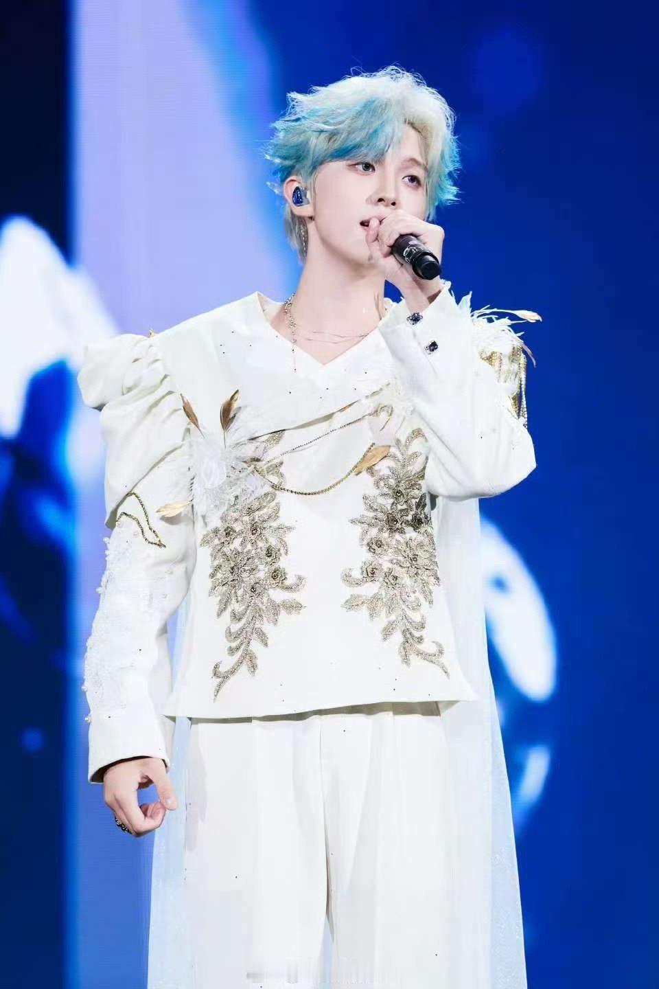 重生之我在张星特演唱会当SVIP 没有想到张星特的演唱会上居然还有这等待遇，还真