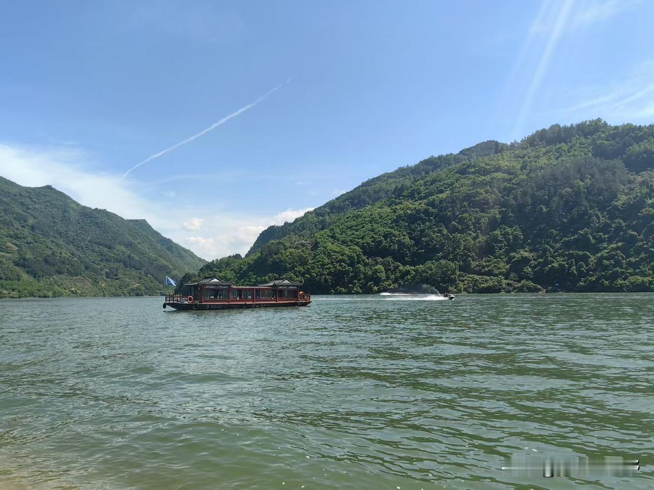 青山绿水间，一叶舟悠然你喜欢莲花吗 分享一组白色的荷花 什么习惯会让人长寿 莲花