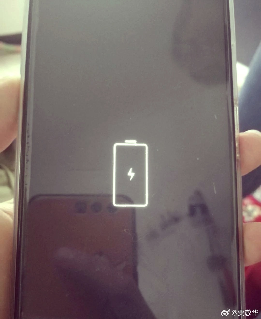 刚听邻居讲了一个笑话，他媳妇手机无法开机，维修师傅说没毛病，电池没电了。结果，朋