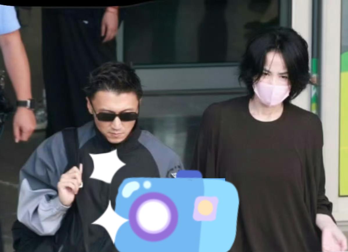 谢霆锋西安演唱会在即，王菲随其一同前往被偶遇。
这感情稳定得让人惊喜，又让人羡慕
