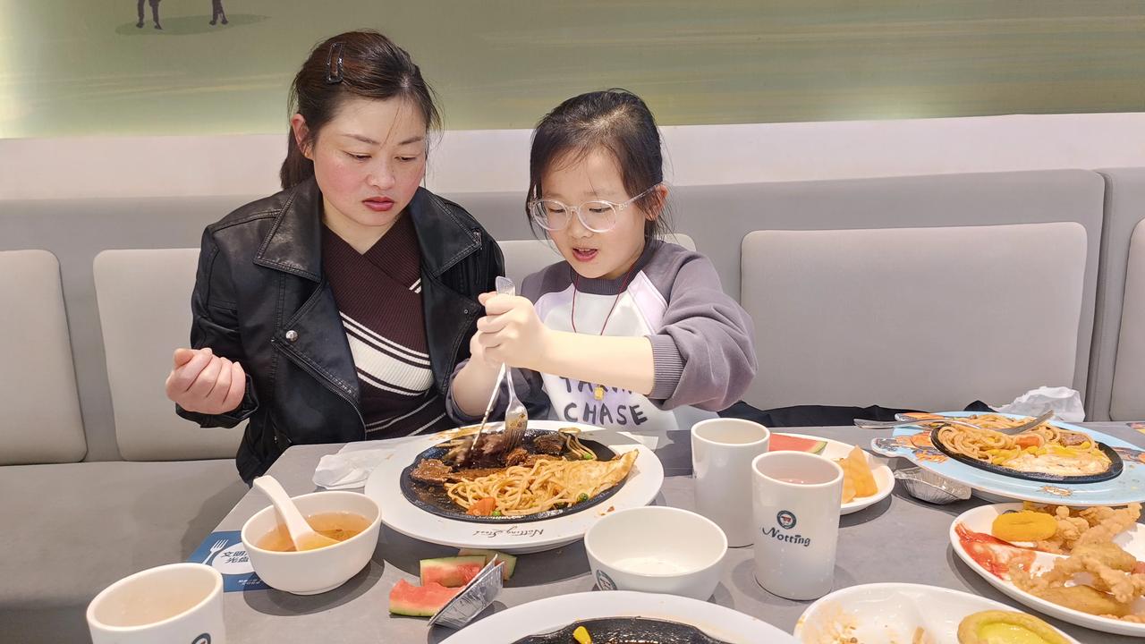 女儿的春假开始了，也没时间带她出去旅游，真的很惭愧。感觉是自由的，其实被这个店给