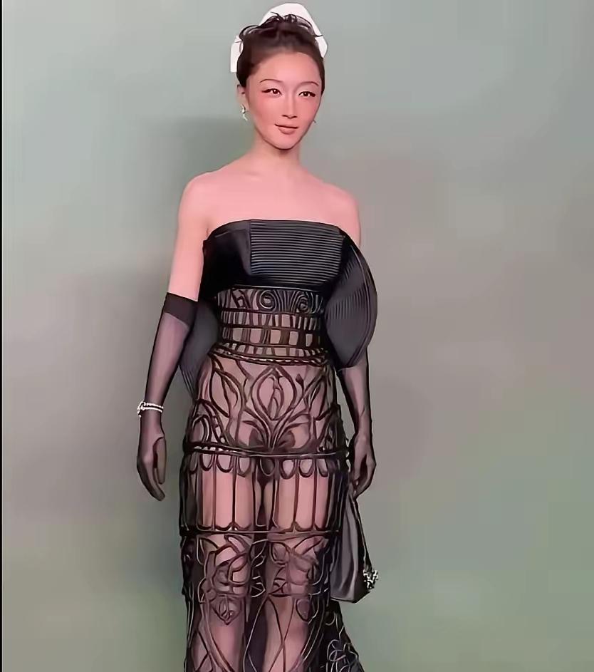 周冬雨尝试性感风被网友狂说“尴尬”，可我却觉得她真的赢了！
 
明明是三金影后，