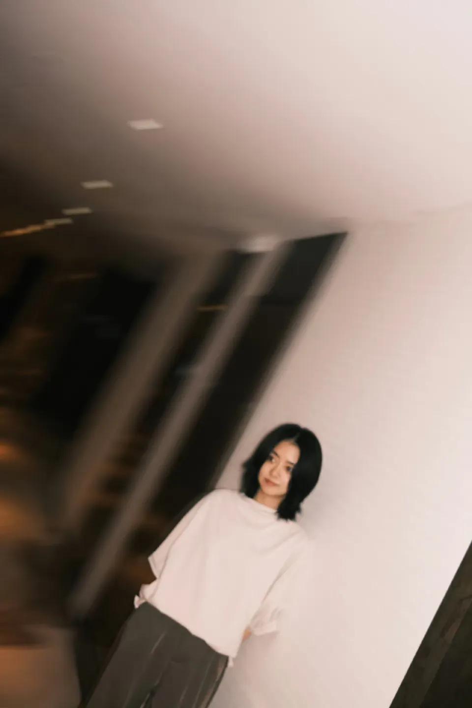 谭松韵五分钟素颜照
9月15号工作室放出谭松韵素颜照，照片中谭松韵身着白色T恤靠