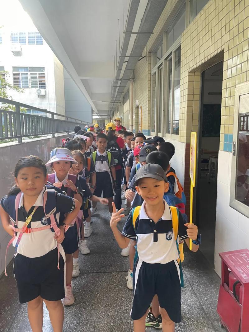 多地中小学试行春秋假你怎么看 多地中小学试行春秋假，这一举措饶有趣味。浙江宁波、